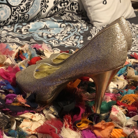 Gorgeous Gold Glitter Heels - Picture 4 of 8